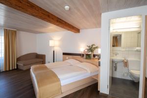ein Schlafzimmer mit einem Bett, einem Waschbecken und einem WC in der Unterkunft Hotel zum goldenen Kreuz in Frauenfeld