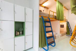 Palanda nebo palandy na pokoji v ubytování Aekkeko hostel