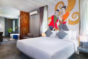 Postel nebo postele na pokoji v ubytování Karon Beach Pool Villa - Sha Extra Plus