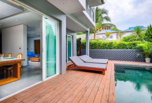 Bazén v ubytování Karon Beach Pool Villa - Sha Extra Plus nebo v jeho okolí