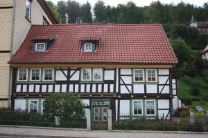 czarno-biały dom z czerwonym dachem w obiekcie Ferienwohnung Familie Harseim w mieście Ruhla
