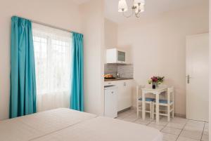 Kuchyňa alebo kuchynka v ubytovaní Hermes Beach Front