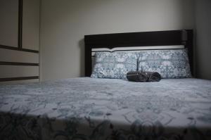 a bedroom with a bed with a purse on it at Apartamento Completo em Cotia - SP in Cotia