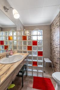 y baño con lavabo y espejo. en The Colors House, 639 Private Apartment, en Costa Teguise