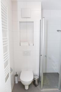 biała łazienka z toaletą i prysznicem w obiekcie Gästehaus Krause w mieście Trumau