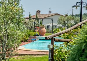 Piscina di Borgo in Chianni o nelle vicinanze