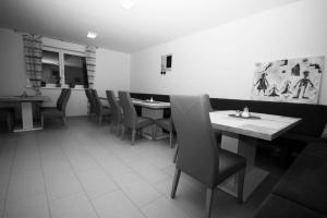 a dining room with chairs and tables in a restaurant at Gästehaus Krause in Trumau