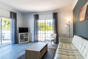 阿爾布費拉的住宿－Akivillas Oura Targa，带沙发和电视的客厅