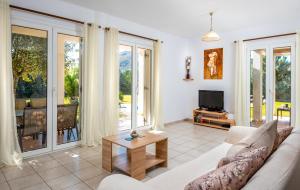 sala de estar con sofá y TV en Afrodite Classico Villa en Kolimbia
