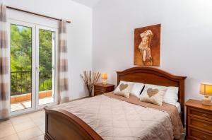 Un dormitorio con una cama y una ventana grande. en Afrodite Classico Villa, en Kolymbia 18 fotos más