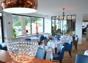 מסעדה או מקום אחר לאכול בו ב-Le Galion Hotel et Restaurant Canet Plage - Logis