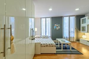 A bed or beds in a room at Loft en Badalona Centro Még 10 kép