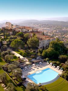 uma vista aérea de uma villa com piscina em Château Saint-Martin & Spa - an Oetker Collection Hotel em Vence