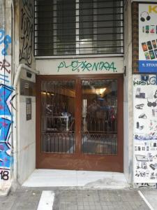 アテネにあるTONI'S Ironman's choice in Athens. Tony Starkの落書きが施された茶色の扉のある建物