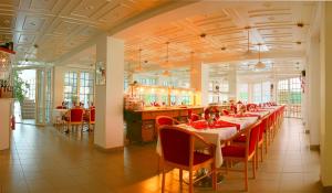 A restaurant or other place to eat at Két Korona Konferencia és Wellness Hotel