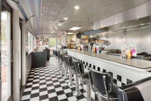 um restaurante com um piso xadrez preto e branco em Travelodge by Wyndham Belen em Belen