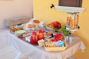 una mesa con comida y cestas de comida. en Le Radici en Uggiano la Chiesa