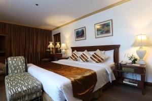 Кровать или кровати в номере Tiara Oriental Hotel