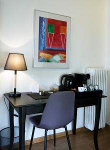 アテネにあるAthens Edition 2.0のデスク(椅子付)、ランプ、絵画