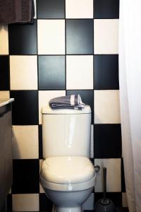 アテネにあるAthens Edition 2.0の白黒のタイル張りのバスルーム(白いトイレ付)