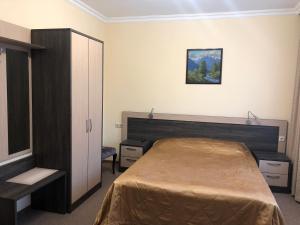 アドレルにあるArt Room Sochiのベッドと鏡が備わるホテルルーム