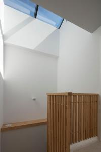 eine Decke mit blauem Licht in einem Zimmer in der Unterkunft 8kto in Skiathos-Stadt
