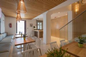 斯基亚索斯镇8kto的一间带桌椅的餐厅和客厅