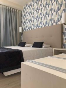 Postel nebo postele na pokoji v ubytování Ouril Hotel Julia + 37 fotografií