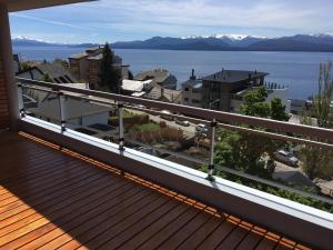 uma varanda com vista para a água e para as montanhas em Balcones al Nahuel II em San Carlos de Bariloche