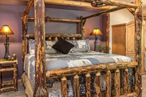 Postel nebo postele na pokoji v ubytování Carson Ridge Luxury Cabins