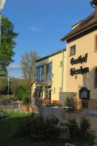 un bâtiment avec une sculpture devant lui dans l'établissement Landgasthof zum Hirschen, à Tauberrettersheim