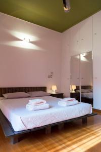 - une chambre avec un lit et 2 serviettes dans l'établissement Your home @Acropolis Museum, à Athènes