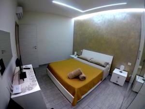 1 dormitorio con 1 cama grande con manta amarilla en Welcome Home!!!, en Pozzallo