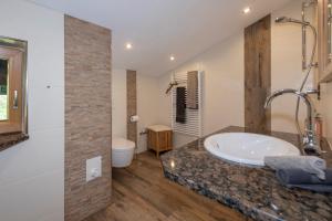 ein Badezimmer mit Waschbecken und Badewanne in der Unterkunft Ferienwohnung Hirscheck in Schönau am Königssee
