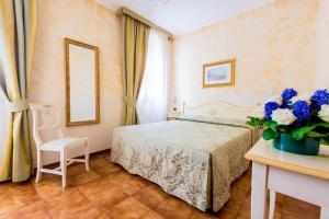 A bed or beds in a room at Hotel Mercurio