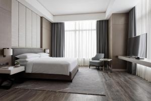 Postel nebo postele na pokoji v ubytování Clark Marriott Hotel