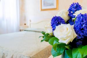 A bed or beds in a room at Hotel Mercurio