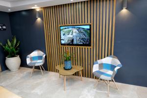 TV a/nebo společenská místnost v ubytování Tantur Hills Hotel - Jerusalem