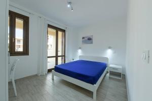 サン・ヴィート・ロ・カーポにあるCasa Francescoの白い部屋(青い毛布付きのベッド付)