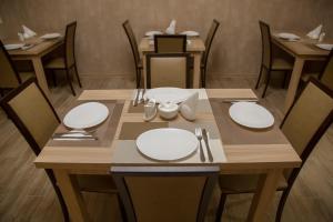 Restoran või mõni muu söögikoht majutusasutuses Family Hotel Triston