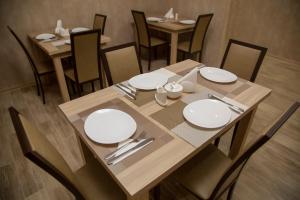 Restoran või mõni muu söögikoht majutusasutuses Family Hotel Triston