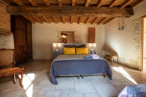 a bedroom with a bed with blue sheets and yellow pillows at La Métairie du Clos Saint Louis in Montréal