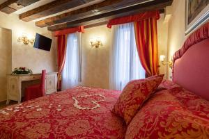 A bed or beds in a room at Hotel Mercurio