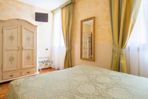A bed or beds in a room at Hotel Mercurio