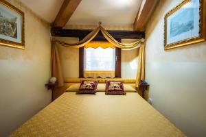 A bed or beds in a room at Hotel Mercurio