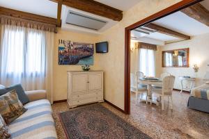 uma sala de estar com um sofá e uma mesa em Hotel Mercurio em Veneza