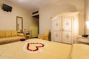 A bed or beds in a room at Hotel Mercurio