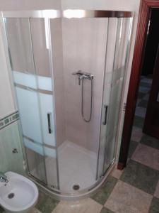 a shower stall in a bathroom with a toilet at ALTILLO 25 GARAJE Y WIFI GRATIS in Córdoba +6 photos