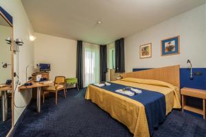 Postel nebo postele na pokoji v ubytování Hotel Mastai