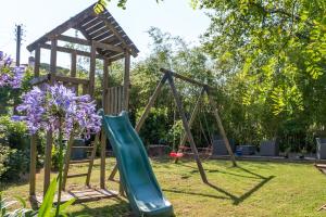 Ein Kinderspielbereich in der Unterkunft Hotel Les Goelands